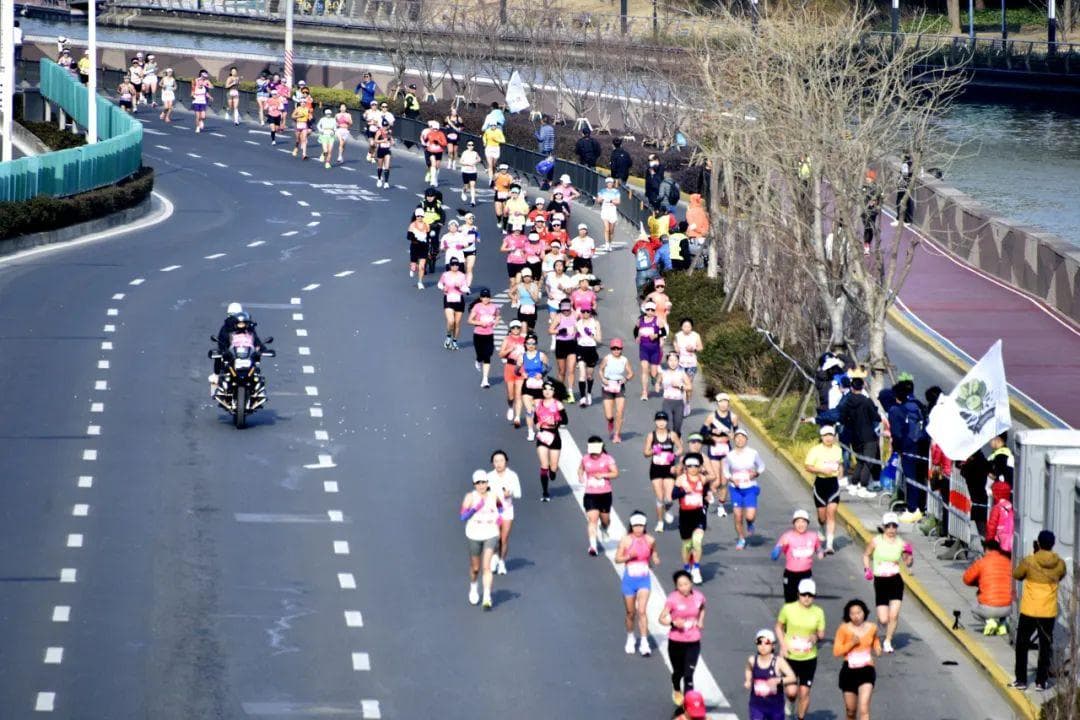 跑出新速度！2025上海女子半马今晨在长宁开跑！