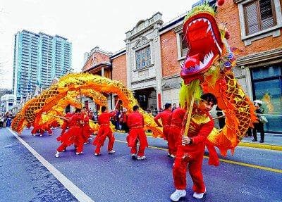 漫步街头，体验传统与现代的交融