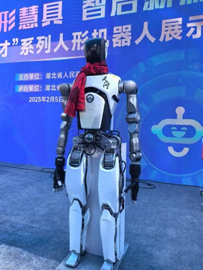 天问机器人诞生记：灵巧手价格比特斯拉便宜好多，它不自然地一抖，团队拆装演练几十次