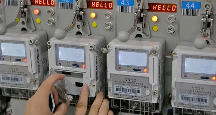 家里电表转得飞快？电表员偷偷透露：这么做，让你家电表“慢走”