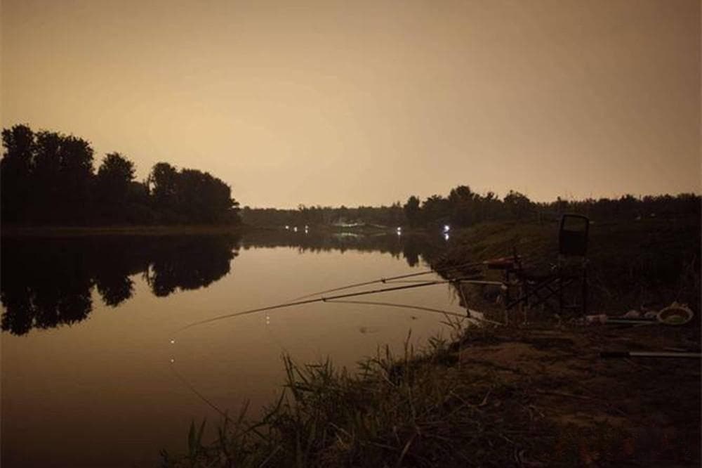 夜钓湖库大水面，钓位选择4大原则，大鱼在这些位置靠边