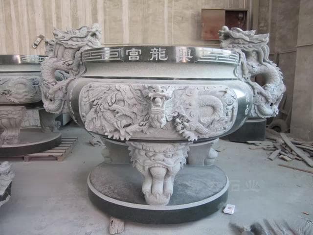 石雕香炉在宗教建筑中的艺术表现