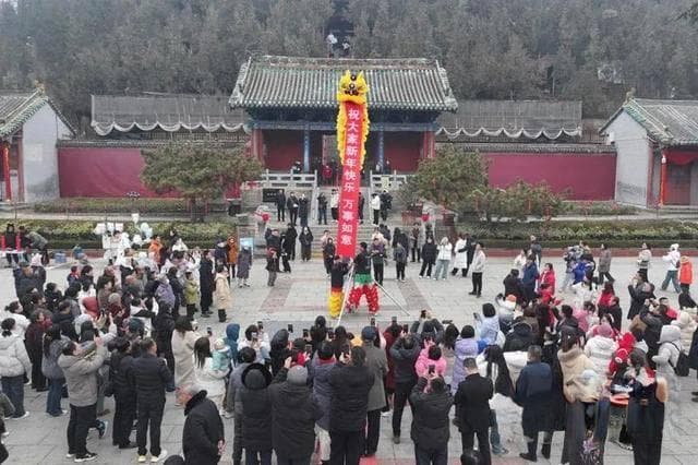 运城永济普救寺：灵蛇献瑞情定西厢 新春庙会热闹非凡