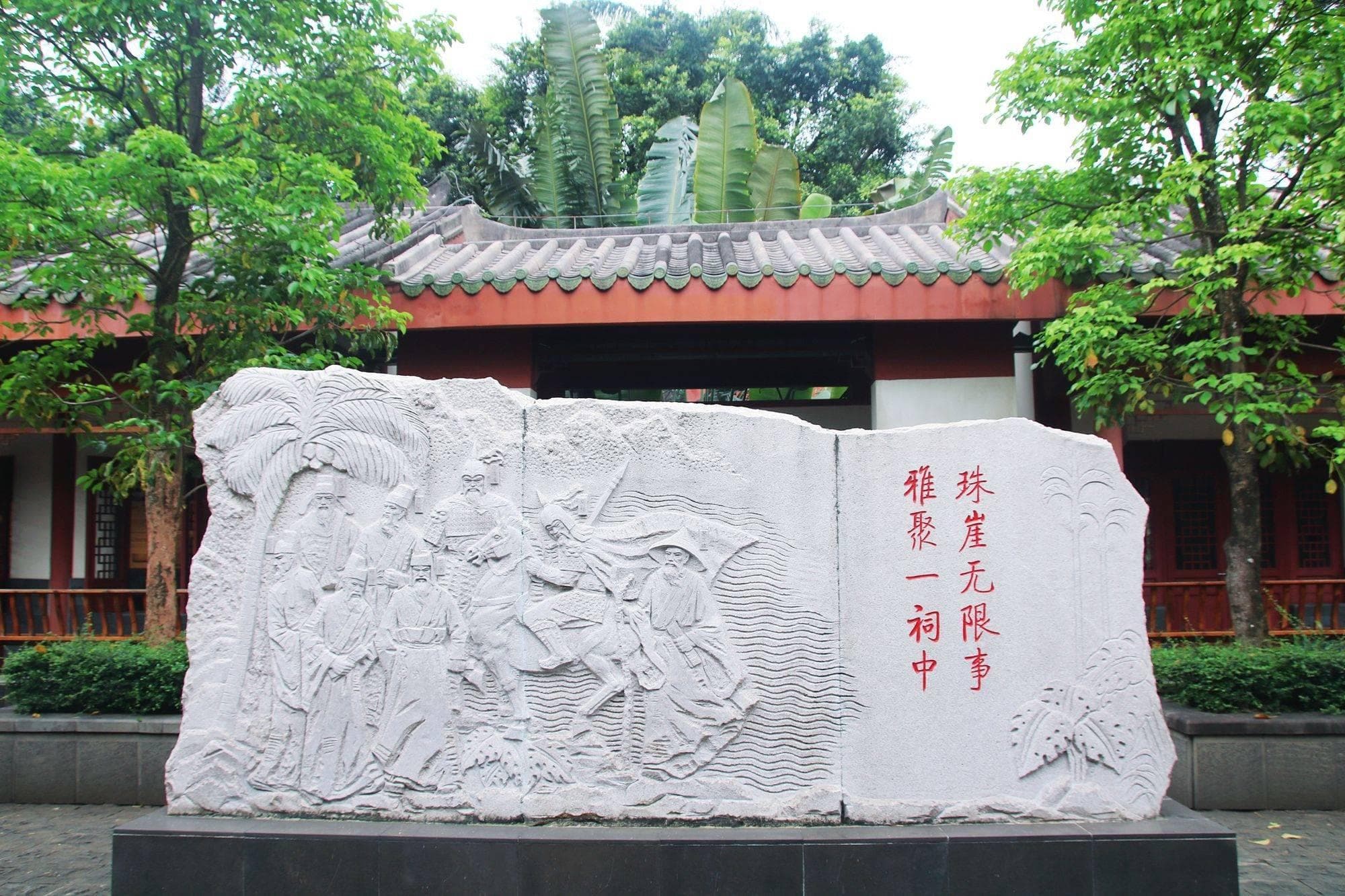 海口五公祠，这里有“海南第一楼”，记载了海南近千年的历史沧桑
