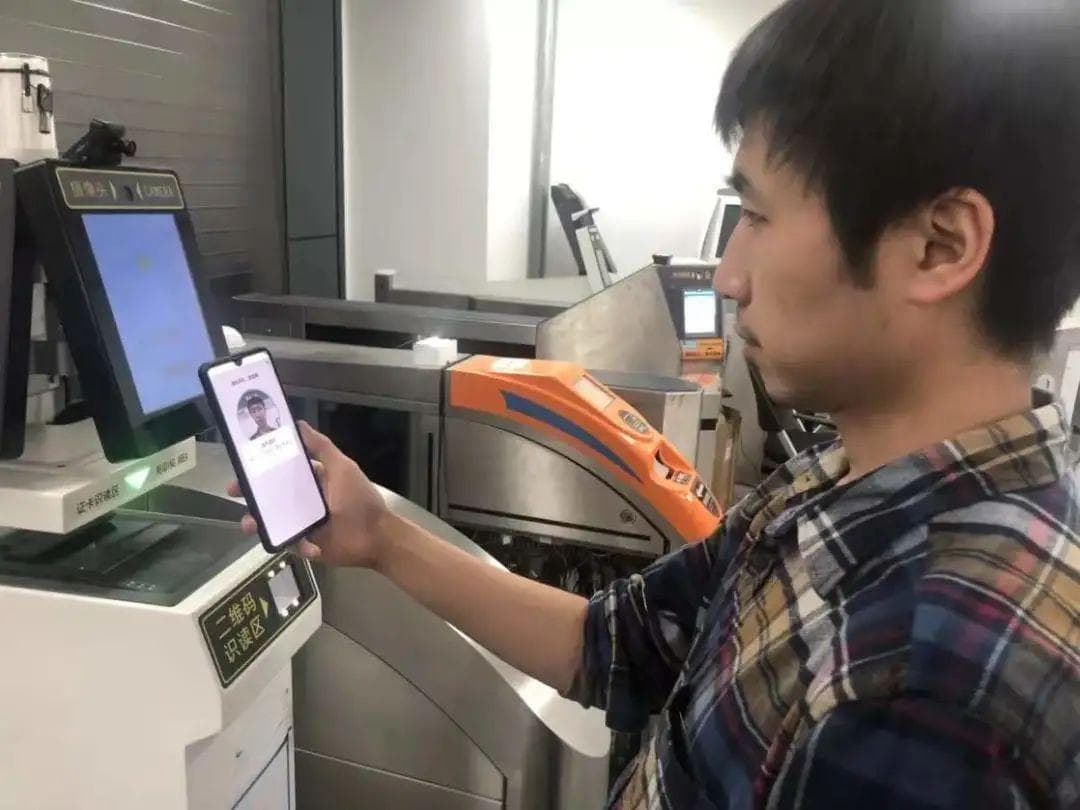 乘火车忘带身份证，别慌！电子临时乘车身份证今日上线！申领指南→