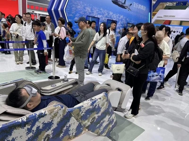 记者探航展：到空军招飞展馆解锁“飞行员体验卡”，专属“按摩椅”很吸睛