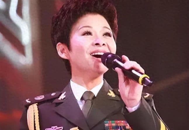 赖昌星不再隐瞒，被捕后曝出与董文华的关系，难怪老艺术家会退圈