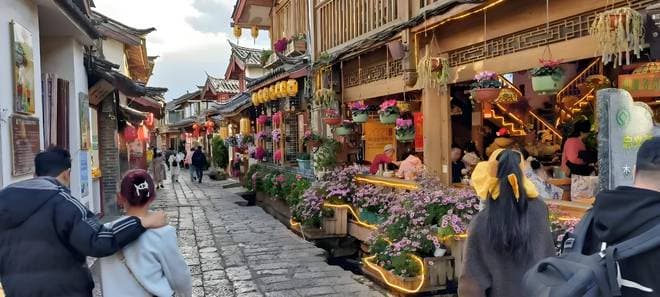 《七律·游丽江古城春景》：诗韵流芳，邂逅古城春景绮梦