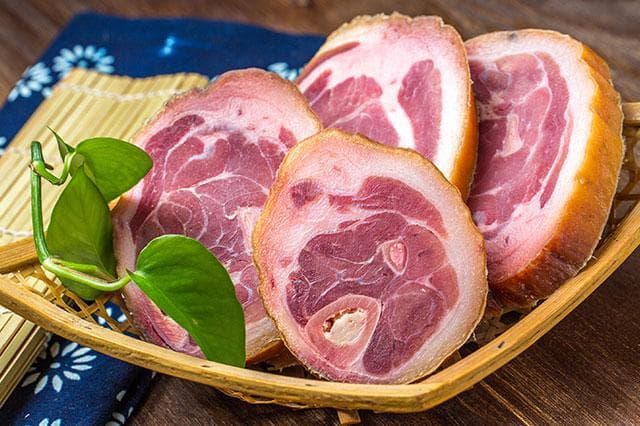 金华火腿：色香味形“四绝”的传统美食瑰宝