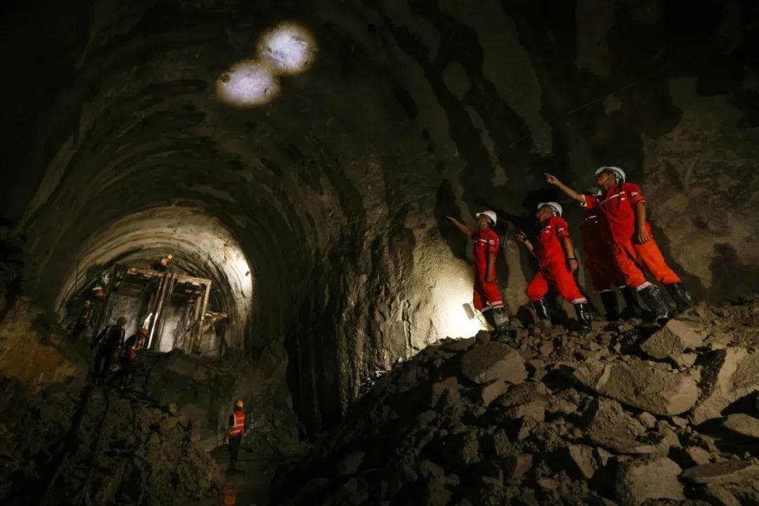 云南大瑞铁路高黎贡山隧道建设取得重大突破