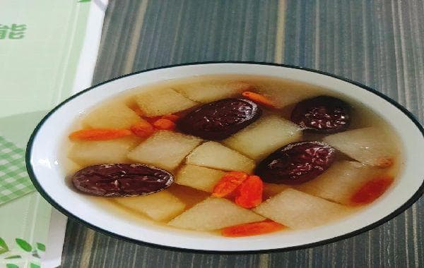 冰糖雪梨：一道美味养生的秋冬滋补甜品