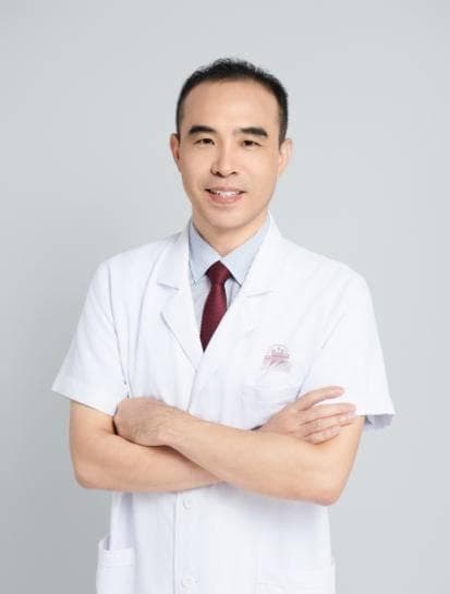整形医生解析：为什么眼睛一大一小？五种类型及矫正方法全攻略