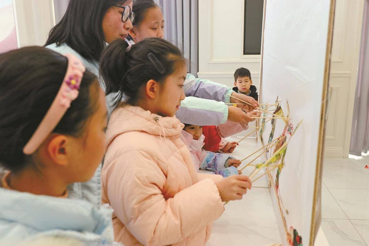 非遗皮影制作展演、沉浸式文化互动……当非遗皮影邂逅元宵灯谜