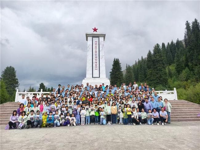独库公路背后的故事，为战友守墓40年