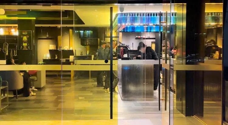 五一来上海住酒店不用刷脸啦！记者走访观察：两三分钟即可完成入住