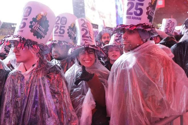 2025年纽约时代广场新年夜纪实，数千人不惧雷雨共同狂欢