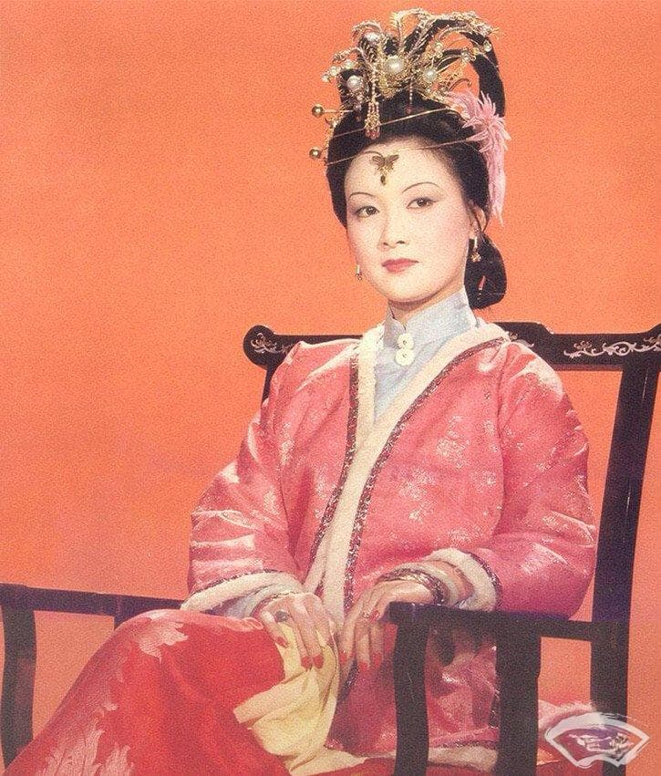 《红楼梦》中的服饰美学：从王熙凤到林黛玉