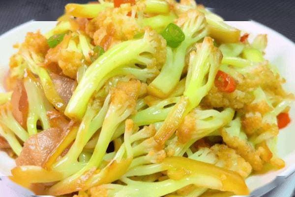素炒花菜，一道家常菜肴，不仅口感清脆、味道鲜美，而且营养丰富