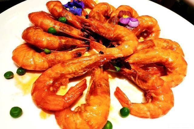 原来正宗的油焖大虾是这样做，大厨教你几个技巧，鲜香味美超好吃