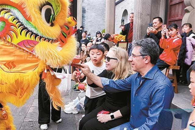 广州番禺区：捧银过大年 传统民俗玩出新花样