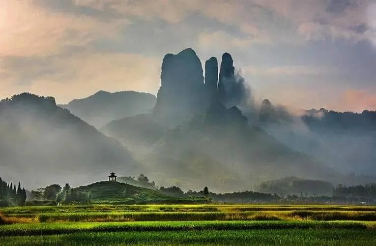 衢州江郎山：探秘三爿石奇观，领略丹崖地貌的雄浑壮丽