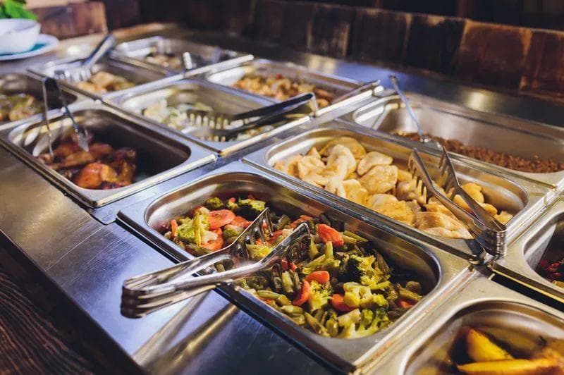 一顿低至15元，打工人迷上把超市当食堂