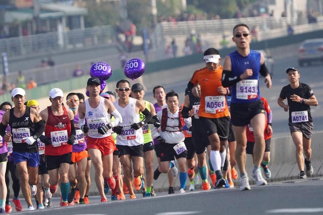 跑马拉松时，为什么很多人容易被兔子带崩？到底要不要跟兔子跑？