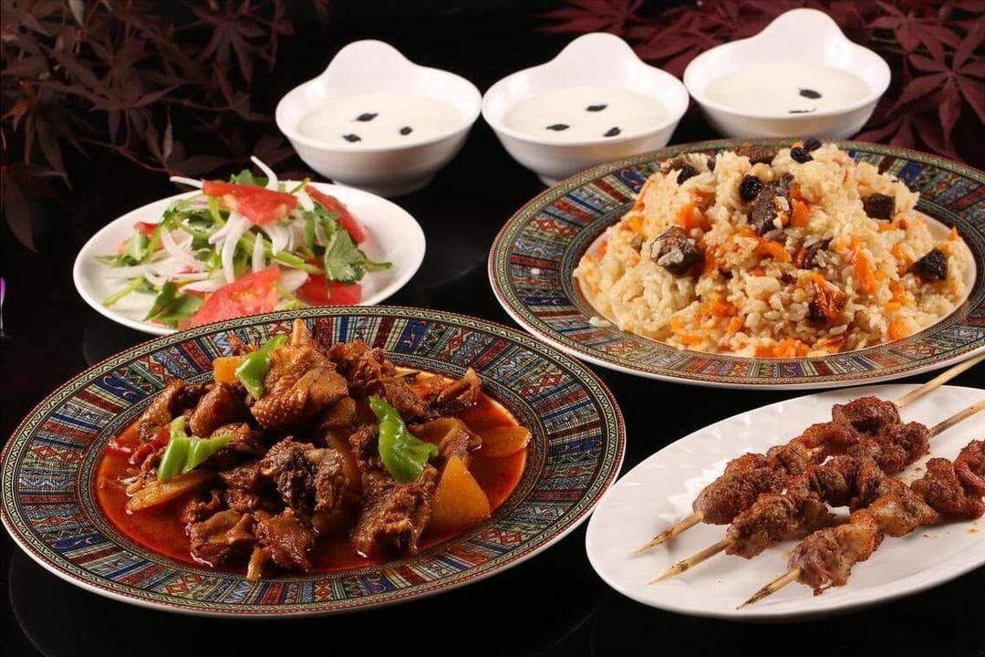 新疆“十大名宴”：从九碗三行到全羊盛宴，领略西域饮食文化魅力
