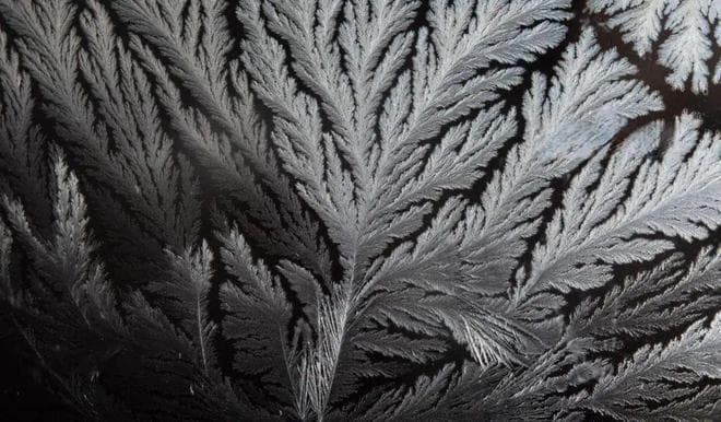 雪花为何总是等边等角的六角形？一文揭秘物质的视觉奇观
