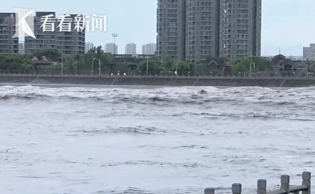 浙江：钱塘江大潮迎最佳观赏期 潮水奇妙多姿 跟着拍客“瞰”大潮