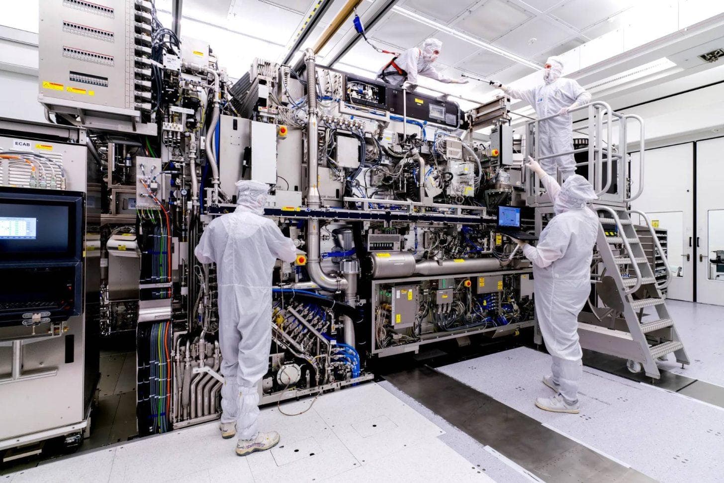 中国国产 EUV 光刻机迎来曙光：2025 年 Q3 试生产