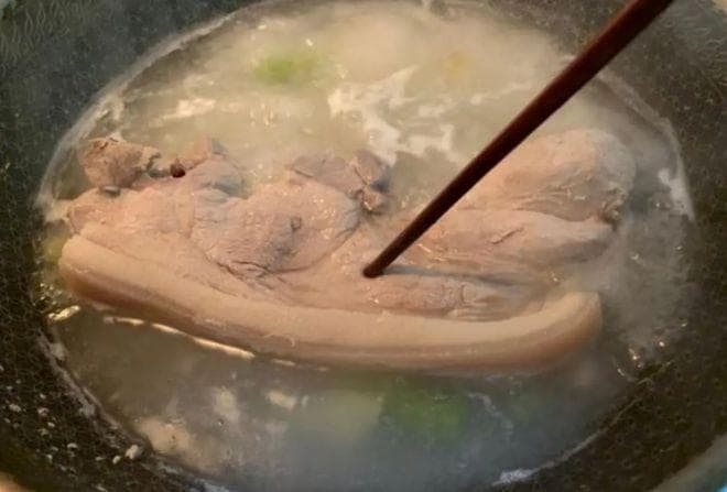 回锅肉的正宗做法，掌握好3个关键步骤，香而不腻，好吃下饭