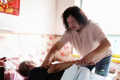 用行动诠释孝道，为她点赞！