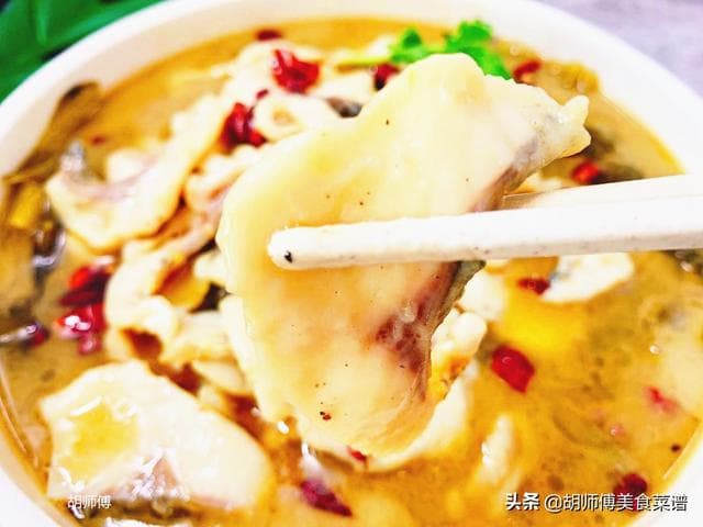 做酸菜鱼时，直接煮鱼片就废了！厨师长教您一妙招，鱼片不碎不散