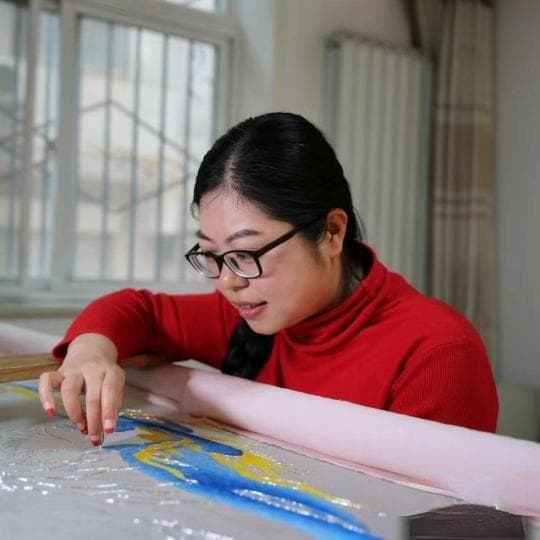 两代秦绣传承人：在守护与传承中让古老技艺绽放新光彩