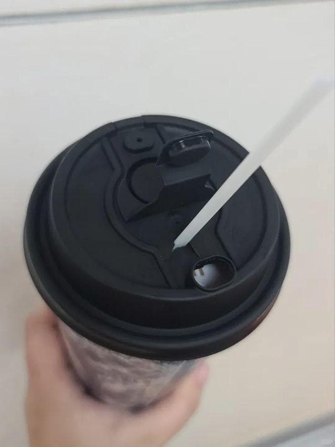 这么多孔，我吸管到底该怎么插？求助沉默寡言的设计师们