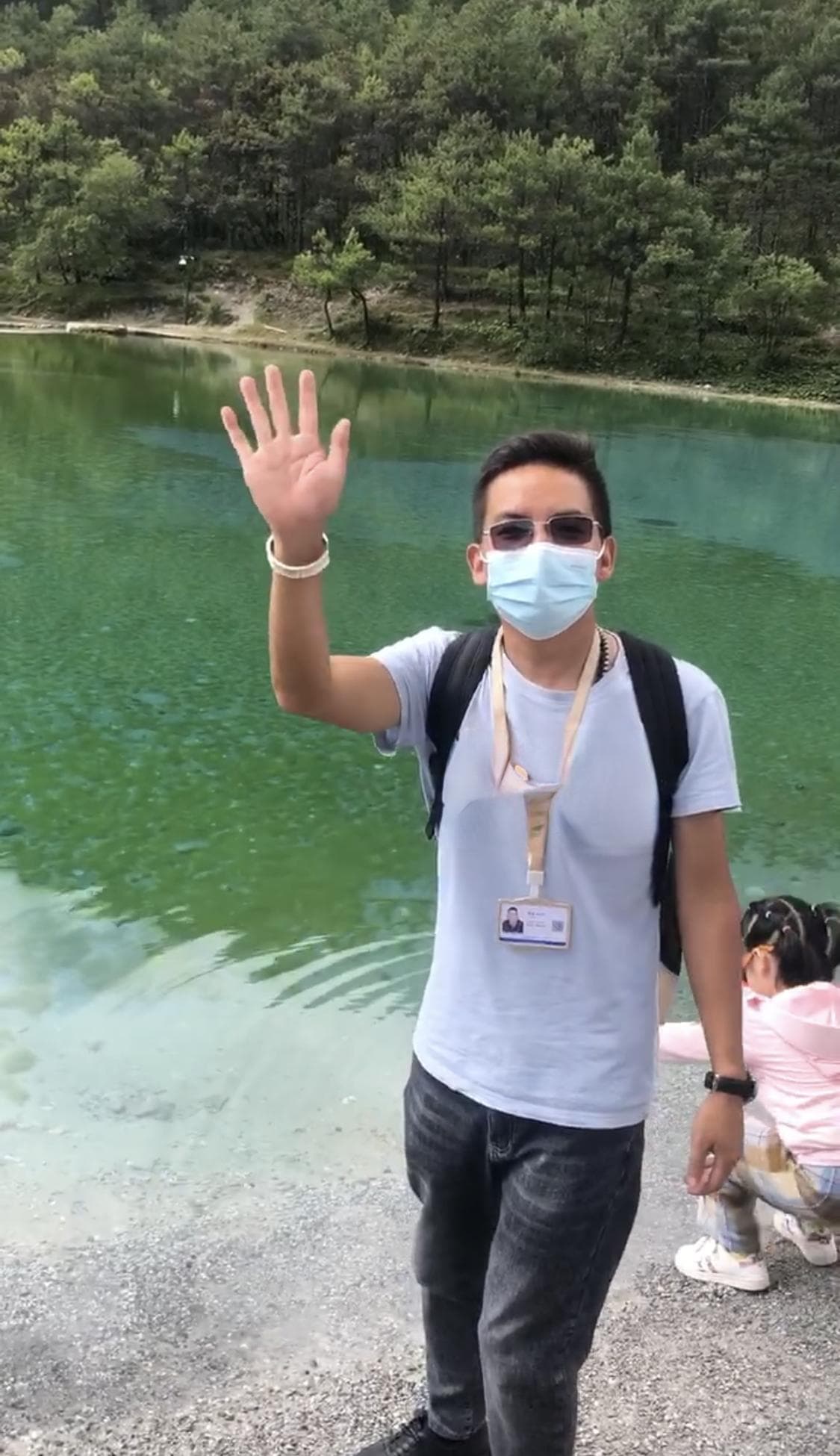 三个月前的一次救助，丽江导游吉龙收到北京游客锦旗