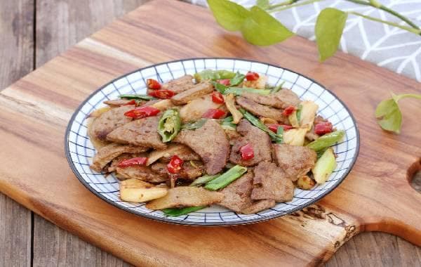爆炒羊肝制作方法详解：食材准备到出锅的完整烹饪指南