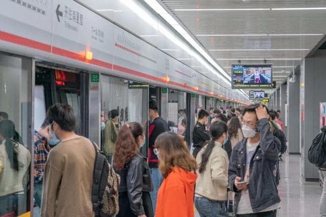 走近地铁｜进车厢，这么多讲究？