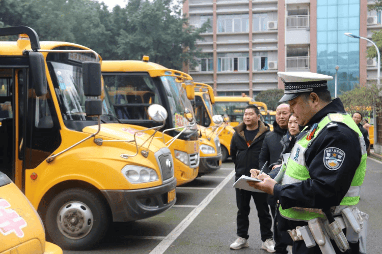 又到春季“开学季” 铜梁公安全力开启“护学模式”