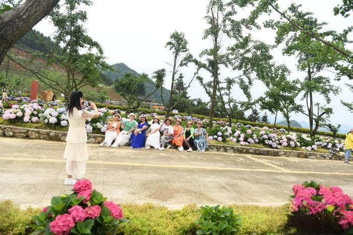 广西河池废弃矿区变身景区，年迎游客近40万