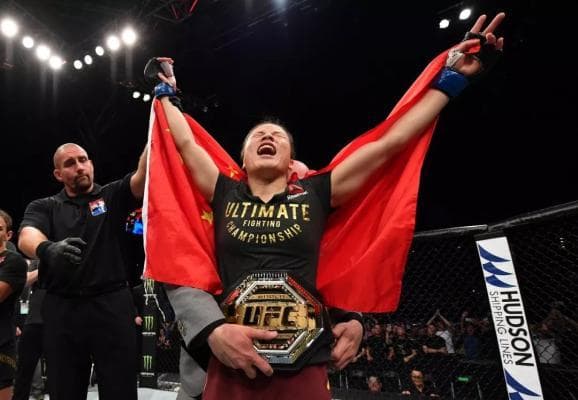 重温经典！UFC年度最佳比赛：张伟丽vs乔安娜！