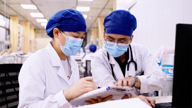 高温酷暑下的生命守护者：急诊ICU青年医生的坚守与担当