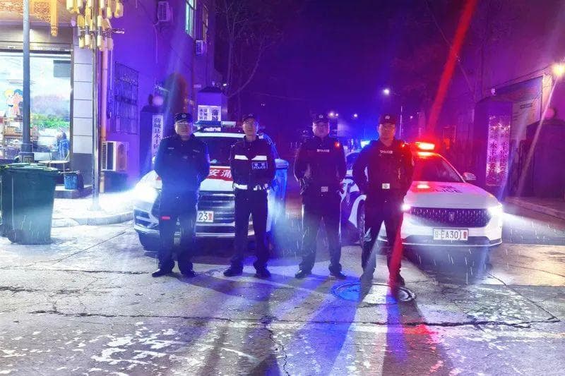 蒲城法院开展夜间巡防，6组干警守护乡镇平安
