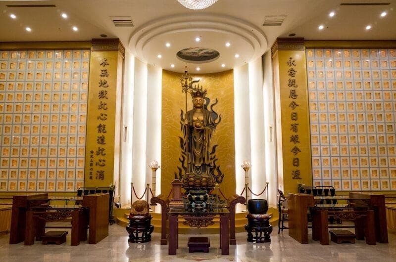 清明节扫墓与灵骨塔祭拜全攻略：流程、供品、禁忌一次搞定