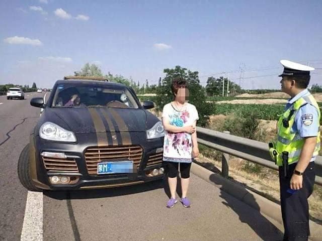 如果车在高速上出故障，该请4s店拖车，还是请保险或者交警拖车？