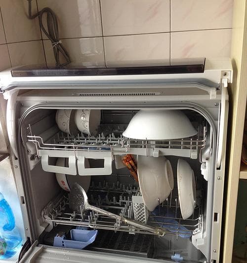 如何正确使用台式松下洗碗机进行清洗（简单）