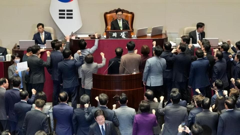 代总统被弹劾背后复杂的权力游戏，韩国正经历的一场政治与社会双重考验