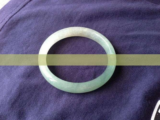 天然宝石养生有讲究：蜜蜡玉功效对比与选购指南