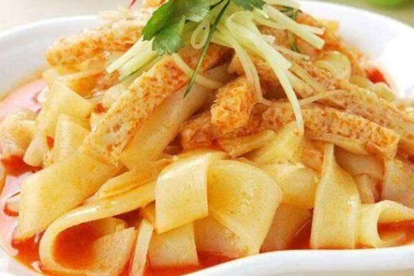 陕西凉皮，以其独特的风味和制作工艺，赢得了广大食客的青睐